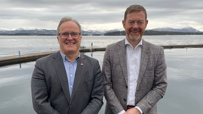 Avdelingsdirektør for ferger i Statens vegvesen Dag Hole (til høyre) og administrerande direktør Dagfinn Neteland i Fjord1. Foto:  Lars Olve Hesjedal, Statens vegvesen