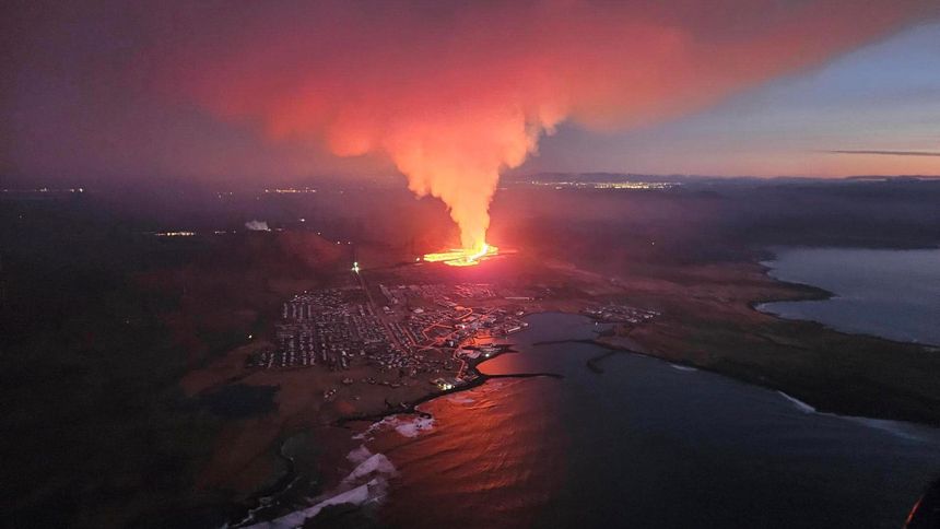 Et nytt vulkanutbrudd startet i natt sørvest på Island etter en serie med små jordskjelv. Selve utbruddet startet nord for Grindavik Foto: Almannavarnadeild ríkislögreglustjóra