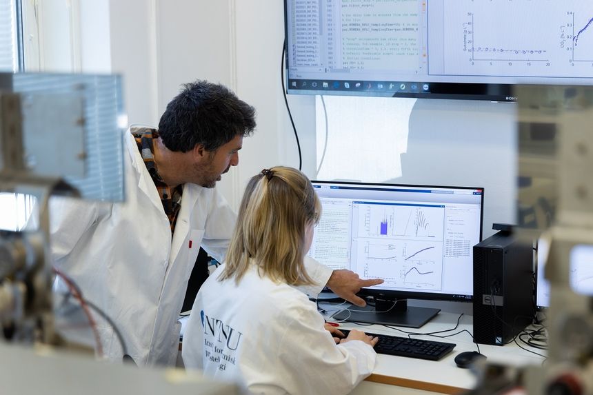 Nadav Bar og Fabienne Rössler i laboratoriet. Der undersøker forskningsgruppen fermentering av makroalger. Foto: NTNU
