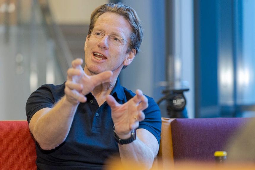 Norsar med toppsjef Birger Steen er en av finalistene. De varsler blant annet naturkatastrofer. Foto: Arash A. Nejad