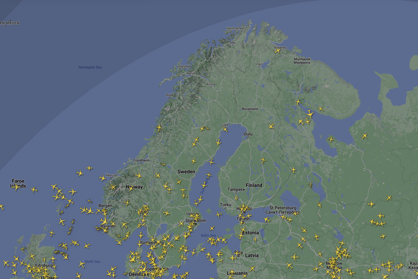 Slik ser flytrafikken over Norge ut mandag formiddag kl 10.30. Foto: Flightradar