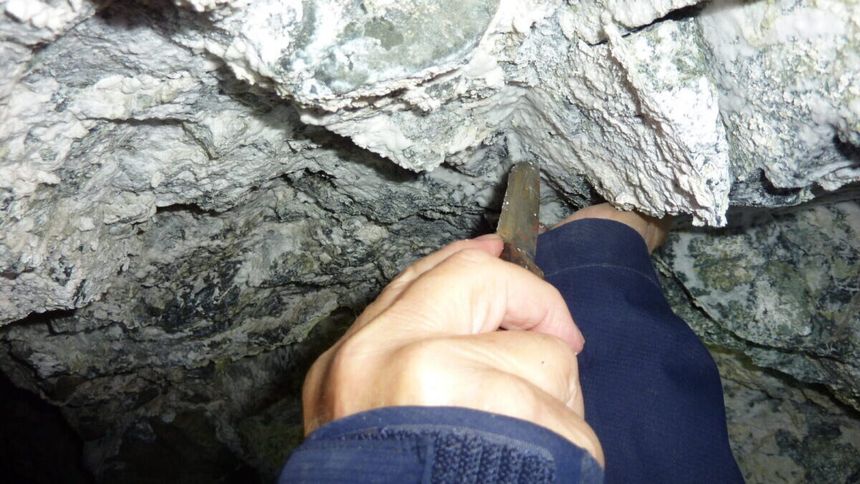 Innsamling av dypingittholdig mineral på Røros. Foto:  Sintef