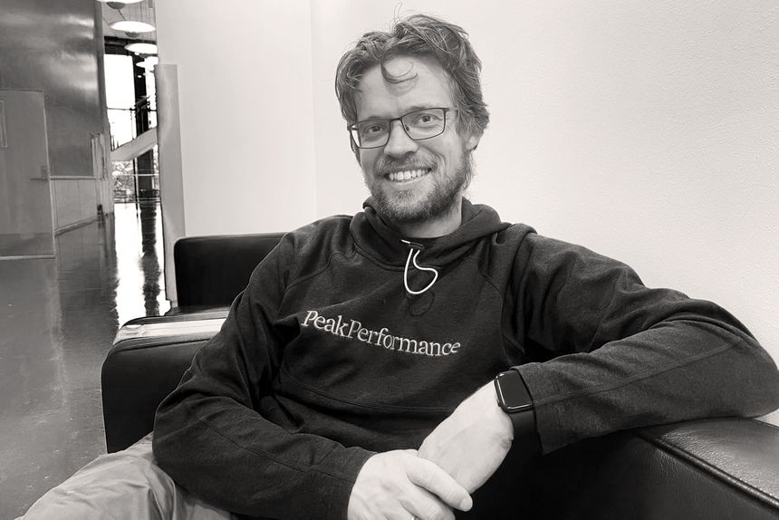 Maskinlæring finner mønstre som immunforsvaret har lagd, og som avslører sykdom. – Målet vårt er at det om noen år er mulig å sjekke for hundrevis av forskjellige sykdommer basert på én enkelt blodprøve, sier Geir Kjetil Sandve. Foto: Trine Nickelsen/Apollon