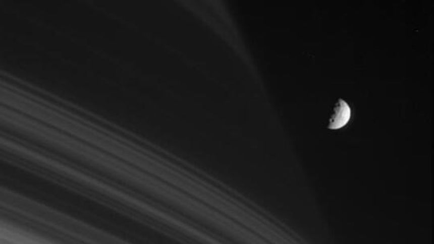 Mimas sett fra Saturn. Foto: Nasa/JPL/Space Science Institute