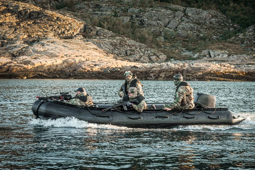 <div class="article-image-caption">I fem uker i fjor lærte operatørene i Kystjegerkommandoen ukrainske marinesoldatene å blant annet bruke småbåter til taktisk forflytning og infiltrasjon, skjult overvåke og rekognosering, samt offensive operasjoner.</div>
<span>Foto: Catharina Molland Dale / Forsvar</span> Foto: Catharina Molland Dale / Forsvar