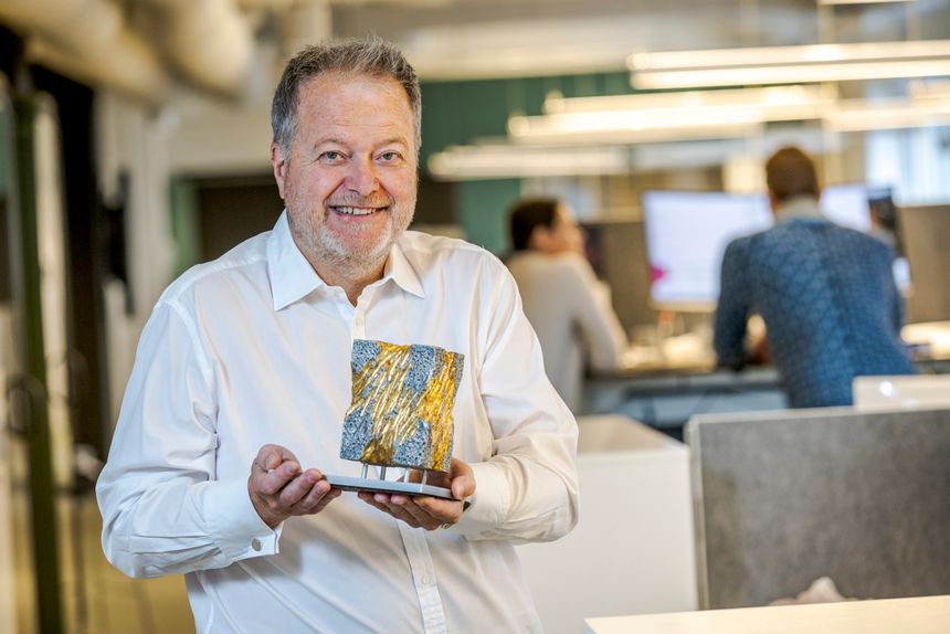 Trofeet som skal deles ut til vinneren av Norwegian Technologu Award 2024. Teknologiredaktør Jan M. Moberg i Teknisk Ukeblad er med i juryen. Foto:  Arash A. Nejad