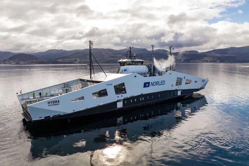 «Hydra» er verdens første ferge på flytende hydrogen. Den går mellom Hjelmeland og Nesvik i Rogaland, som en del av riksvei 13. DEn hvite hydrogentanken kan sees ved siden av styrhuset, og dampen er vanndamp. Foto:  Norled