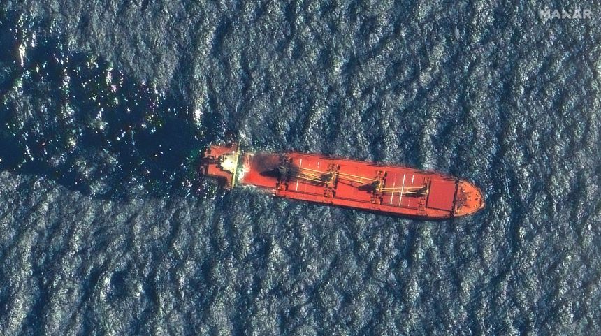 Et flere mil langt oljeflak bredte seg fra Rubymar før skipet sank i helgen. Foto: Maxar Technologies / AP / NTB