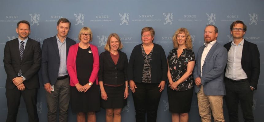 Her er utvalget som utreder EØS sammen med daværende utenriksminister Anniken Huitfeldt da utvalget ble nedsatt. F.v. Stig Edissen (KS), Knut E. Sunde (Norsk Industri), Oda Sletnes (pensjonert diplomat), daværende utenriksminister Anniken Huitfeldt, utvalgsleder Line Eldring (Fellesforbundet), Anne Elizabeth Stie (Universitetet i Agder), Christian Anton Smedshaug (Agri Analyse) og Halvard Haukeland Fredriksen (Universitetet i Bergen). Foto: UD