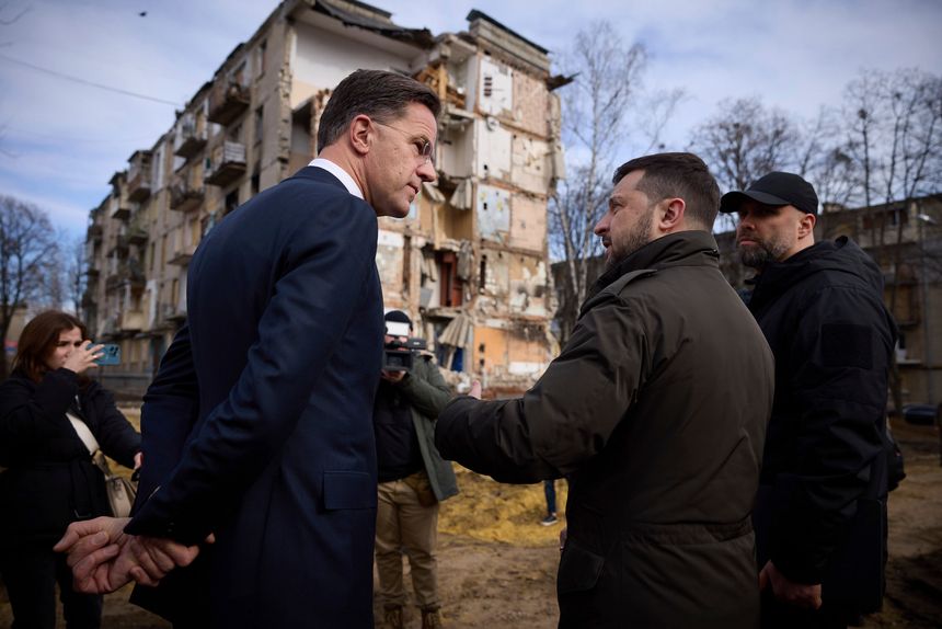 Nederland ønsker å garantere en jevn tilførsel av ammunisjon som en del av sikkerhetsavtalen som nylig ble inngått mellom den nederlandske statsministeren Mark Rutte og Ukrainas president Volodymyr Zelenskyj. Her blir Rutte (t.v.) vist rundt i den ukrainske byen Kharkiv av Zelenskyj. Foto: Den ukrainske presidentens pressekontor via AP / NTB