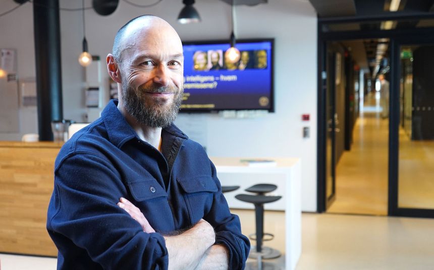 – Det er et viktig prinsipp at vi lager modeller som er fri for restriksjoner, sier Erik Velldal. Foto: Gina Aakre/UiO