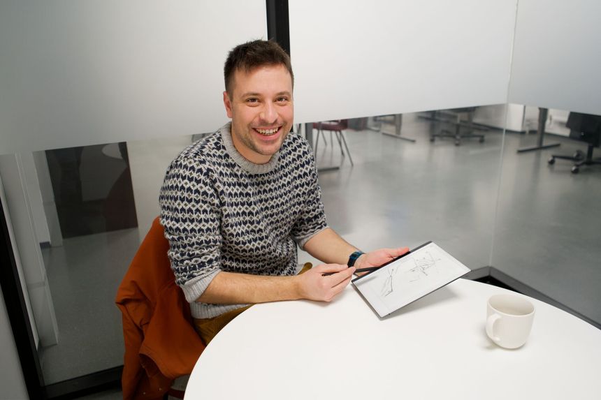 Fabian Barras tegner hvordan sprekkdannelsen utvikler seg og kan følge en ny retning. Foto: Elina Melteig/UiO