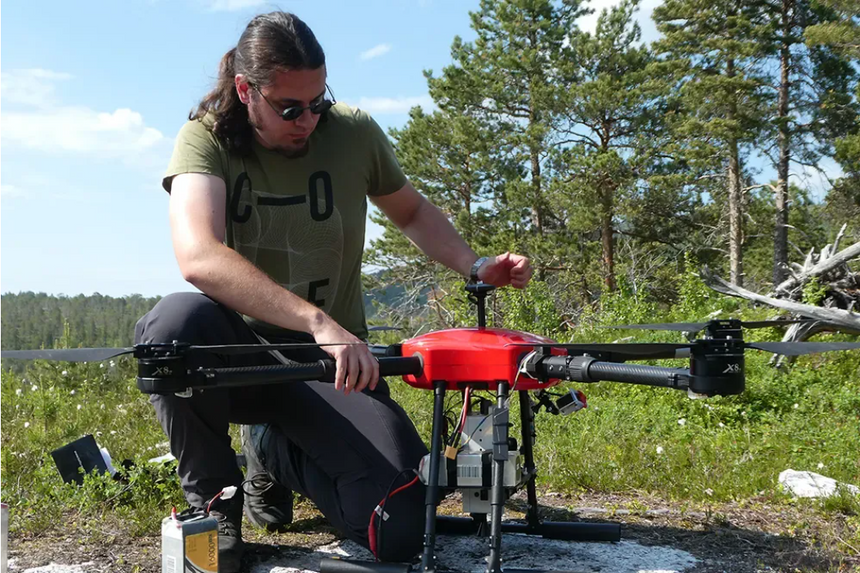 Drona har påmontert eit kamera som fangar opp fargar menneskeauga ikkje kan sjå. Foto:  Axel Müller