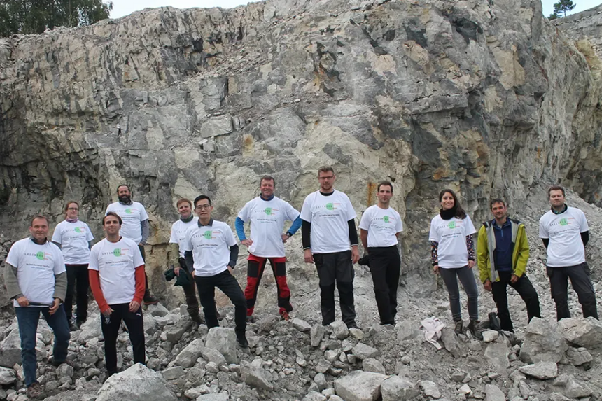 Feltarbeid i Tysfjord. Müller i midten i raud bukse. Foto:  Wolfgang Reimer, GKZ Freiberg e.V.