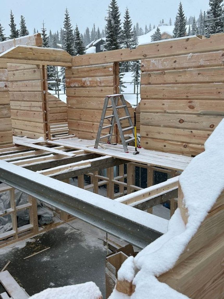 – Her er en stige plassert oppå usikrede planker. Arbeidstakerne ville havnet på et hardt betonggulv flere meter under ved fall, skriver Arbeidstilsynet. Foto:  Arbeidstilsynet