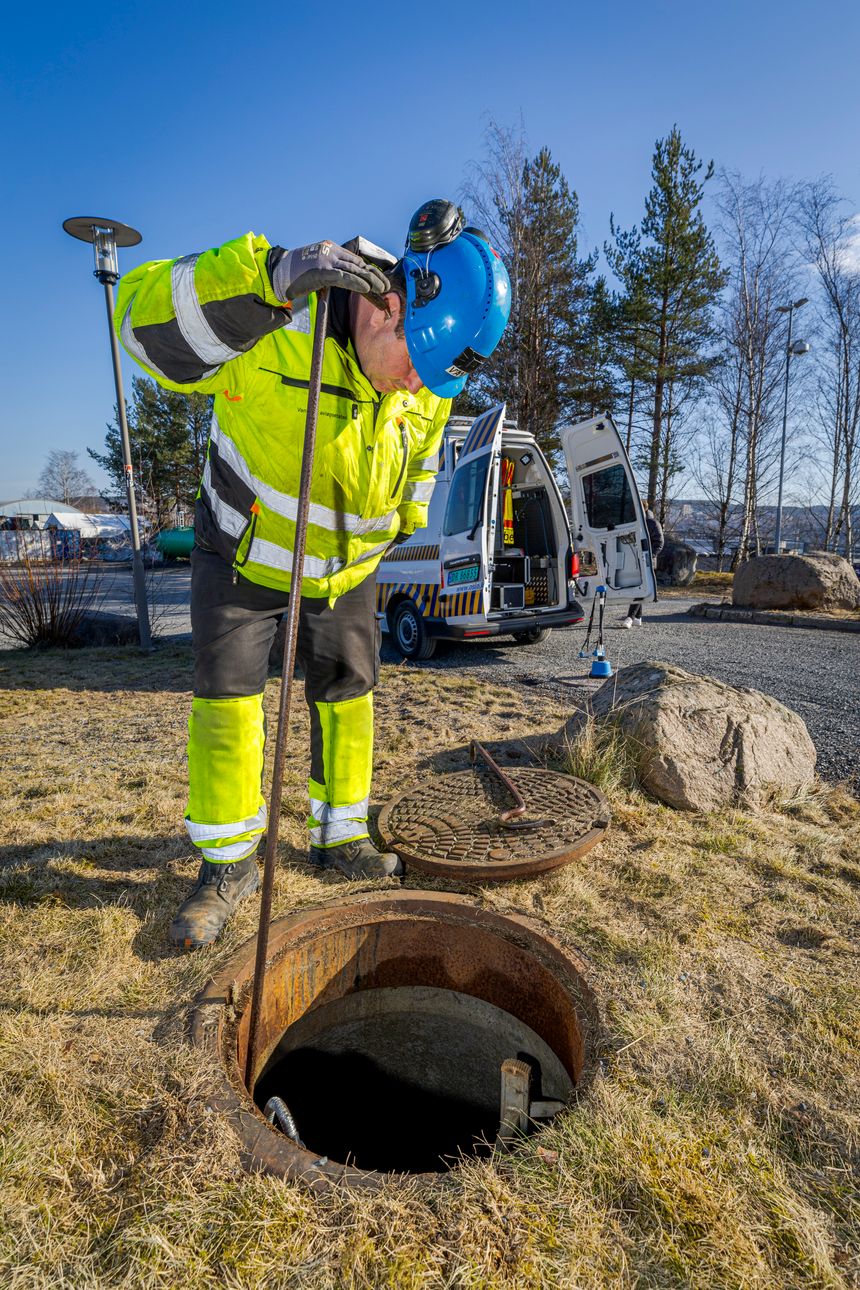 Selv om det finnes mange tekniske løsninger, må lekkasjesøker Tony Sturle Karlsen av og til gripe til en grunnleggende metode: En stang som plasseres på vannledningen for å lytte etter lekkasjer. Foto:  Arash A. Nejad