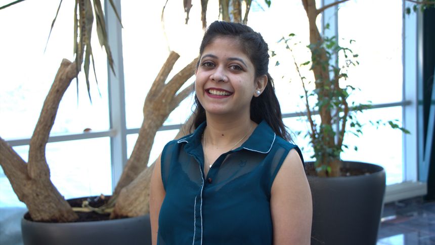Srishti Gautam har utviklet nye KI-metoder som kan bidra til å gjøre KI-teknologi mindre utsatt for å tilegne seg og bruke mulige skjevheter. Foto: Petter Bjørklund/UiT