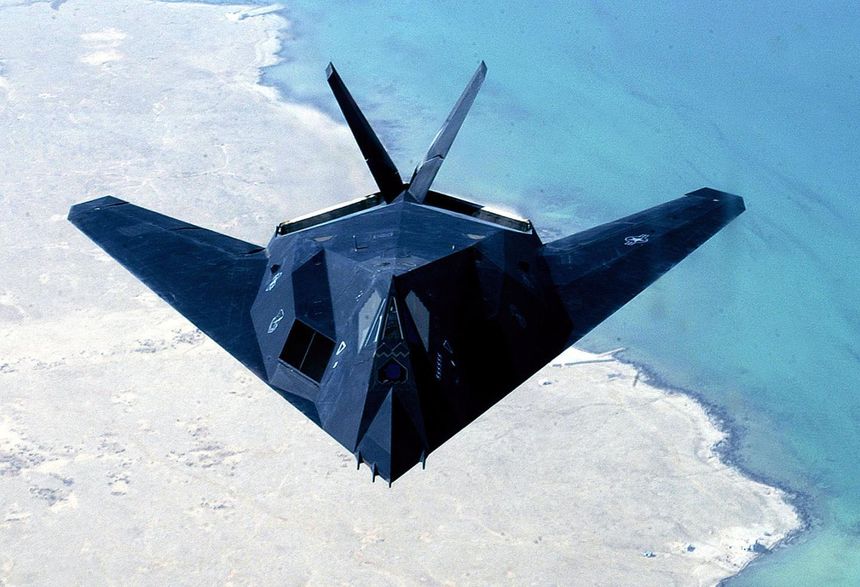 Utviklingen av F-117 Nighthawk begynte i 1978, men ble holdt hemmelig til 1988. Mange UFO-rapporteringer fra den tiden har vist seg å handle om testflyvninger med disse flyene. Foto: Derrick C. Goode/U.S. Air Force/