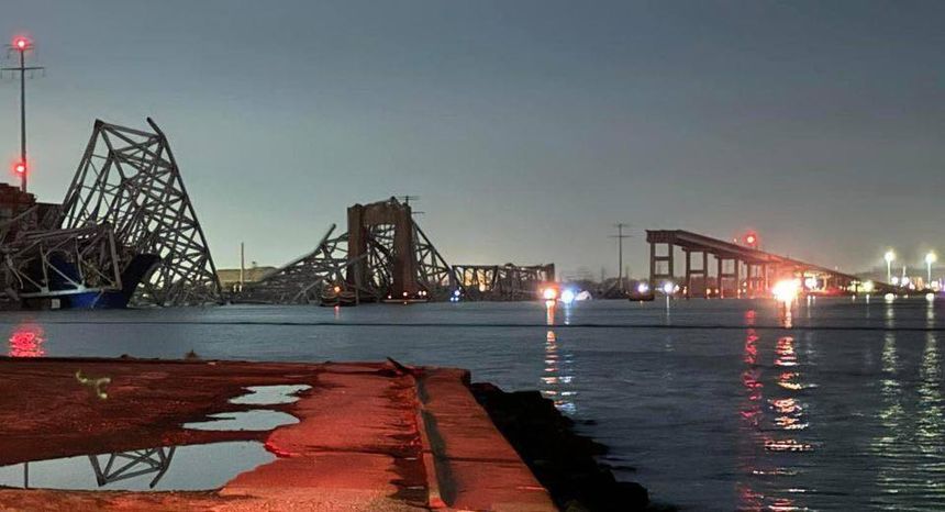 Fotografier av Francis Scott Key Bridge etter kollapsen, tyder på at deler av brua (t.h.) fortsatt står. Foto:  Harford County Md Fire & EMS PIO Media Page