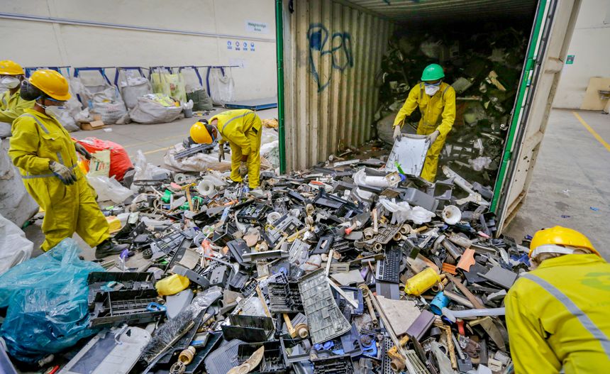 Enorme mengder med elektronisk avfall hoper seg opp verden over. Mye går til spille og representerer både helserisiko for enkeltpersoner og for miljøet generelt. Økonomisk er også tapene store ved at man ikke gjenvinner verdifullt materiale. Her er det arbeidere i gang med å sortere EE-avfall i slummen i Nairobi. Foto:  Ben Curtis