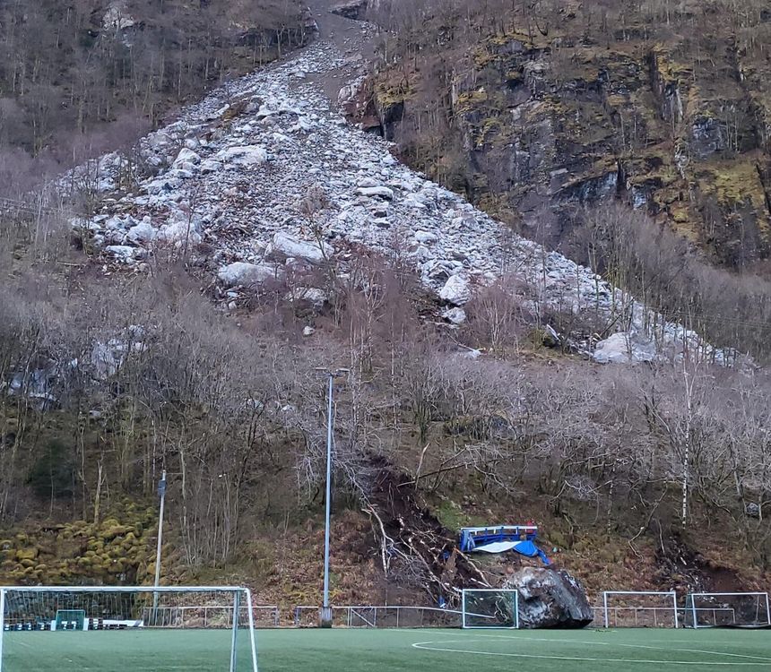 Det var litt av et syn som møtte kommunens innbyggere i dag tidlig. Foto: Vaksdal kommune
