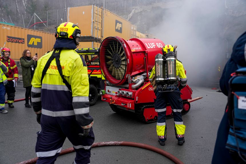 Store vifter tas i bruk for å få all røyken ut av tunnelen. Foto:  Beate Oma Dahle/NTB