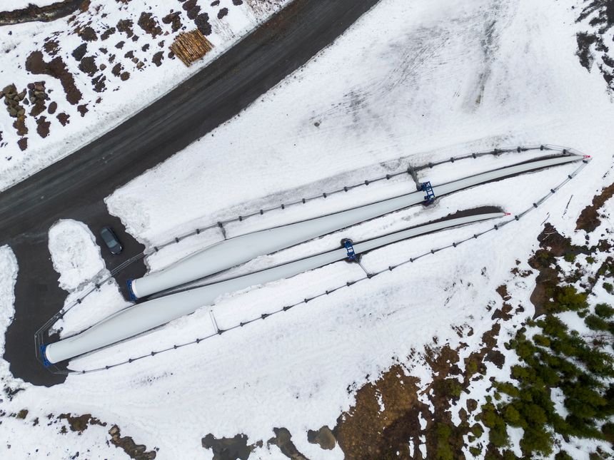 Disse vindbladene er identiske med det som knakk i vindparken på Engerfjellet. En Tesla er plassert for å understreke lengden på bladene. Disse er helt nye og ikke montert tidligere.  Foto:  Arash A. Nejad
