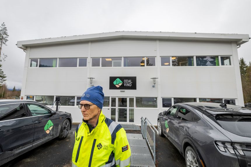 Lars Tallhaug, daglig leder i Odal Vind, opplyser at de jobber med å finne ut av hva som har skjedd og hvordan det kan ha skjedd, at en et turbinblad knakk og falt av vindturbinen på Engerfjellet. Foto:  Arash A. Nejad