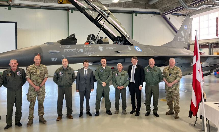 Forsvarsminister Troels Lund Poulsen og Argentinas forsvarsminister Luis Alfonso Petri deltok i seremonien 16. april. I bakgrunnen et F-16 med Argentinas farger. Foto:  Forsvarsministeriet