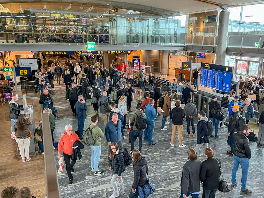 Mange reisende på Gardermoen er berørt av at luftrommet over Sør-Norge er stengt som følge av en teknisk feil. Foto: Hege Pauline Hovig/NTB
