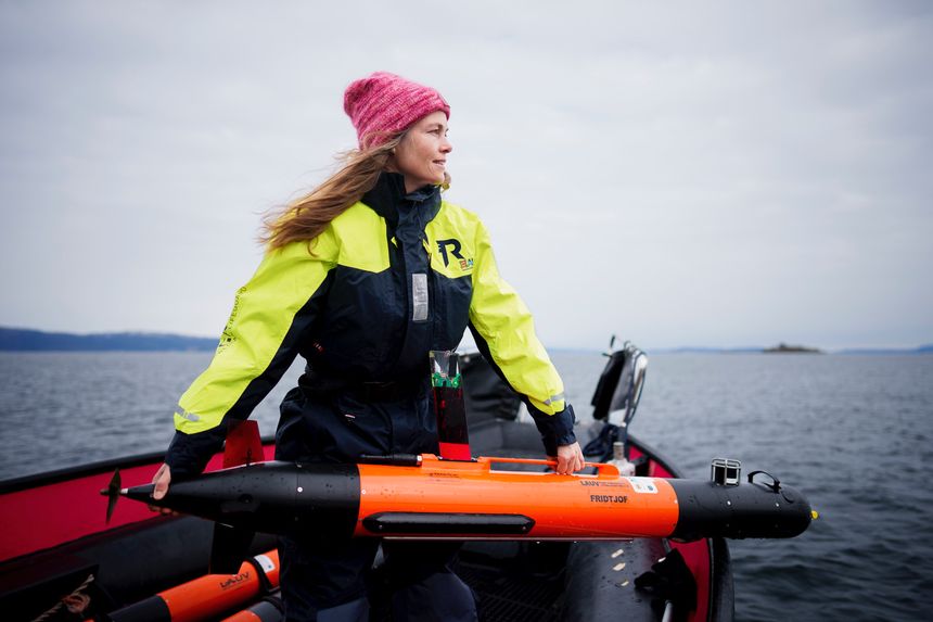 – Kunstig intelligens kan bidra til mer informasjon om omgivelsene og dermed bedre forståelse av en situasjon, sier Ingrid B. Utne. Her er hun i ferd med å slippe ut en autonom undervannsrobot i Trondheimsfjorden. Foto: Ole Martin Wold