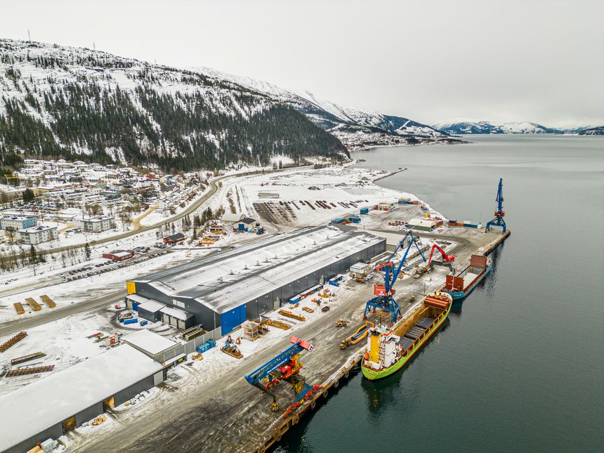 Nede på kaien i Mo i Rana ligger pilotfabrikken til Freyr. Her utvikles Freyr-produktet. Bygget ligger ikke langt unna Giga Arctic. Foto: Arash A. Nejad