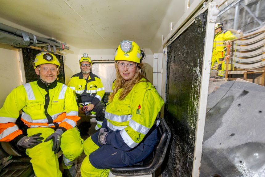 Klar til avgang på minitoget inn til tunnelboremaskinen. Fv. byggeleder Ole Petter Nilsen, sikkerhetsrådgiver Cato Stoltenberg og prosjektleder Fredrikke Syversen, alle i Oslo kommune. Foto: Arash A. Nejad