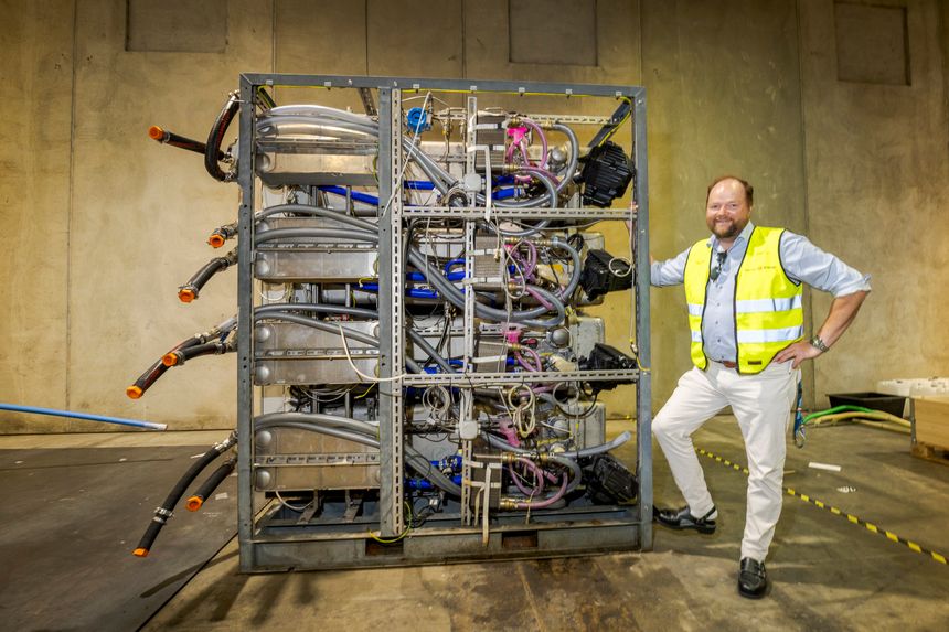 Thor Humerfelt, direktør for brenselcellesystem og -arkitektur, med prototypen på en marinifisert versjon av brenselcelle. Foto: Arash A. Nejad