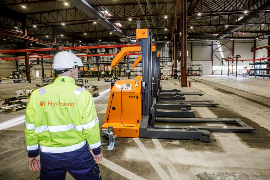 Nå semi-automatiseres fabrikken for utlading og demontering. Her stå teknologidirektøren foran tre autonome AGV-er, som skal ta seg av de tunge løftene når batteripakker på 300 til 500 kilo skal flyttes rundt. Foto: Thomas Bjørnflaten