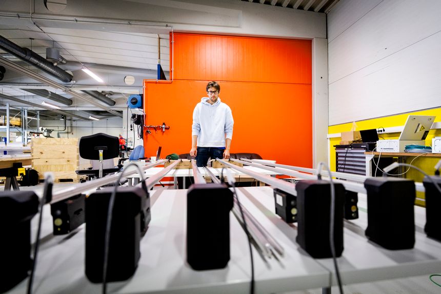 Edvard Nordvik, kybernetikk- og programvareingeniør, står bak overvåkningssystemet som redusere risikoen for aluminiumsarbeidere. Foto: Arash A. Nejad