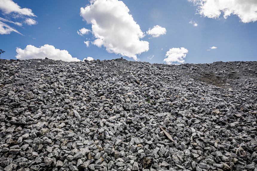 Det er CO<sub>2</sub> fra kalkstein, råvaren som brukes i sement, som skal fanges ved sementfabrikken. Foto: Thomas Bjørnflaten