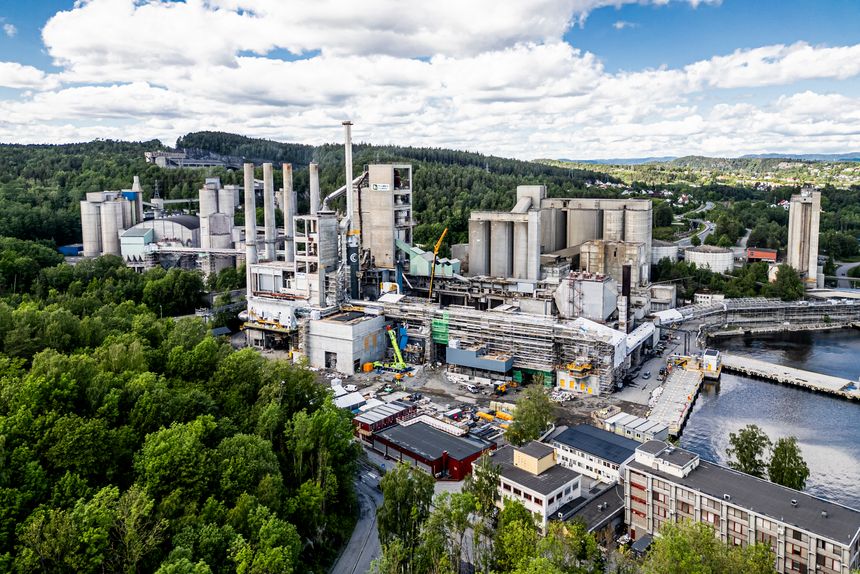 I det høyeste tårnet i anlegget, kalt absorberen, skjer selve CO<sub>2</sub>-fangsten. Omkring 100 meter høyt er det blitt et nytt landemerke i Brevik. Foto: Thomas Bjørnflaten