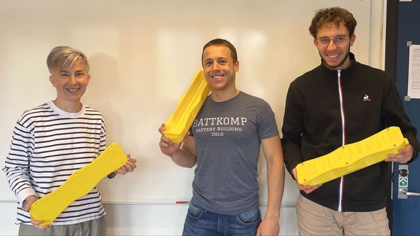 Matylda Guzik, Greg Marton og Anthony Petitfourg med 3D-printede pakninger til batterier. Foto:  Anthony Petitfourg/UIO