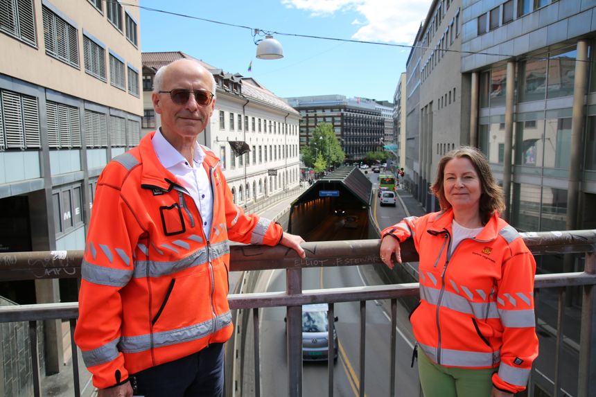Vaterlandstunnelen i bakgrunnen er kun fire meter høy, og slik blir det i framtiden også. Fv. Halvard Gavelstad og Elin Hermanstad Havik i Ring 1-prosjektet i Oslo. Foto: Bjørn Olav Amundsen
