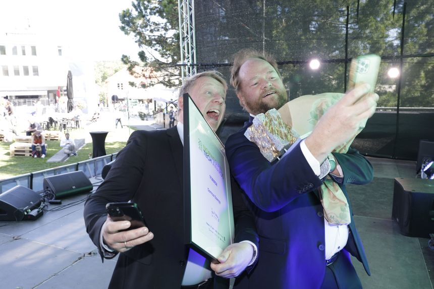 <em>Kjetil Dent Tranberg og Thor Humerfelt fra Corvus Energy kunne slippe jubelen løs da de ble tildelt Norwegian Tech Award 2024.</em> Foto:  Arash A. Nejad