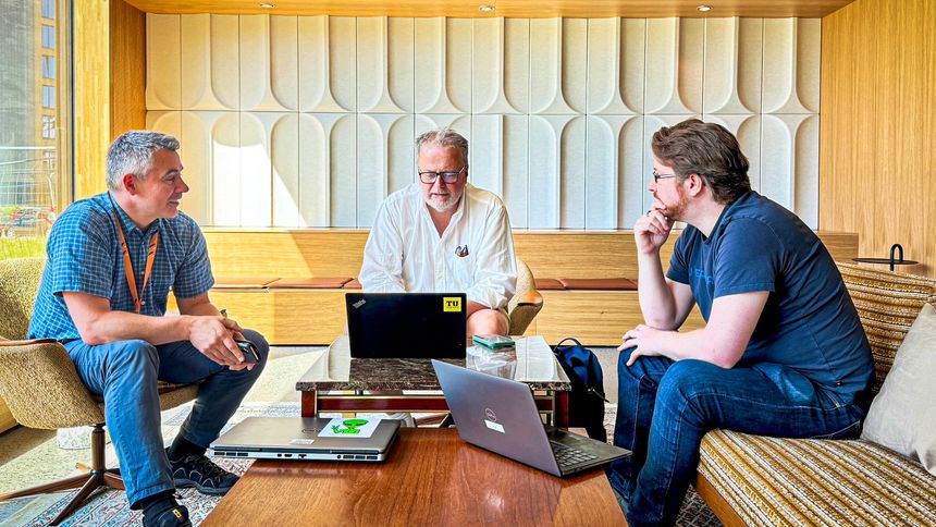 Det ble både latter og alvor da Hans Petter Hoås Bauhr (t.v.) og Christian Berg Skjetne (t.h.) snakket om trafikkovervåkning, selvkjørende biler og personvern. Foto:  Beate Johnsen