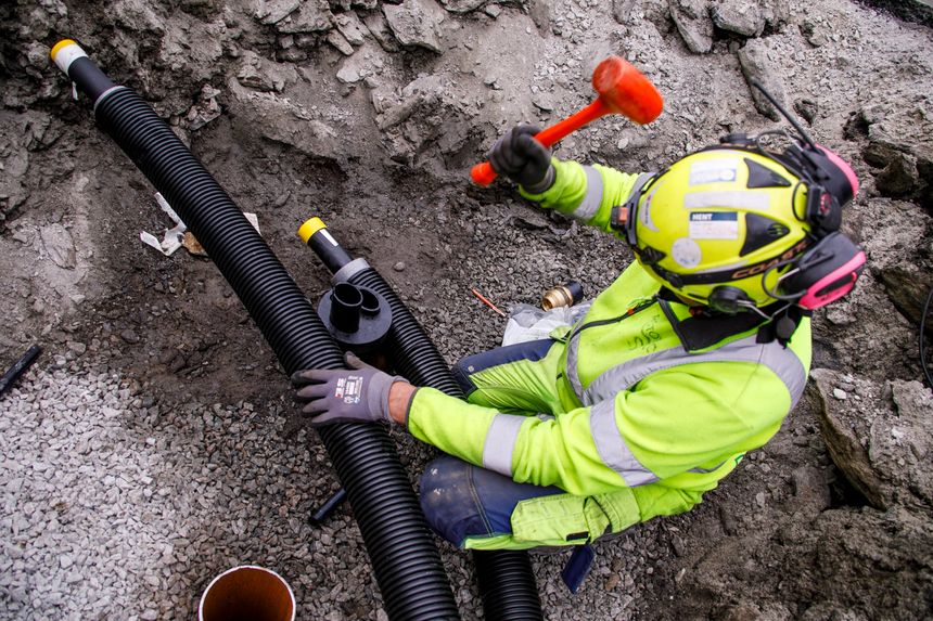 Rørlegger Slaven Proso kobler en slange som skal sveises fast til rørene som går ned i den ene 650 meters dype energibrønnen. Foto:  Alf Bergin
