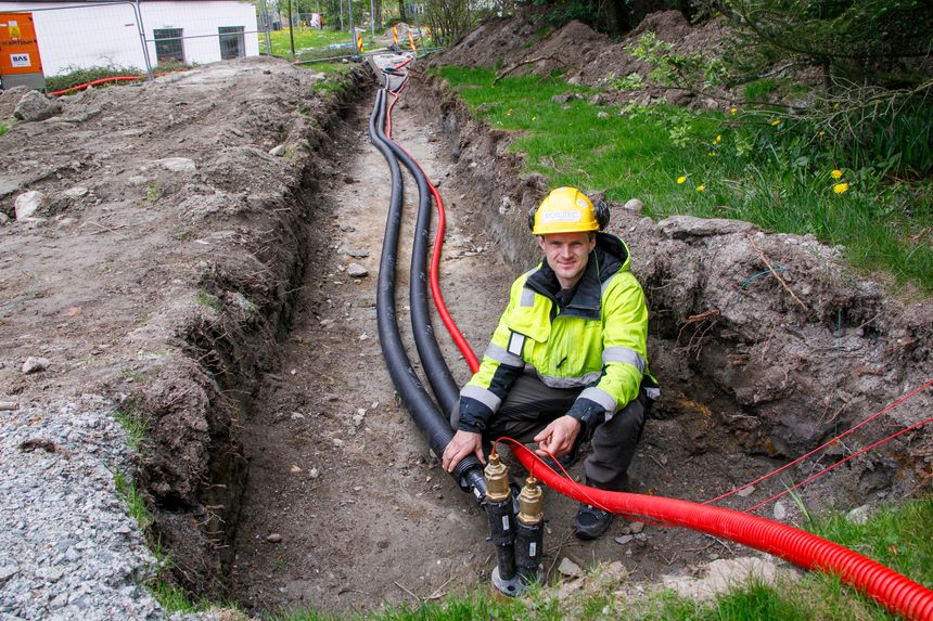 – Vi har lagt ut cirka 8000 meter med rør i forbindelse med energibrønnene på UiS, sier Knut Kasin fra Rototec. De svarte rørene fører kjølemediet inn/ut av energibrønnene. Det røde røret er et trekkrør for kabel som skal gå til temperaturfølere i hver samlekum. De to røde ledningene er fiberkabel som skal ned til bunnen av de ti forskningsbrønnene. Foto:  Alf Bergin