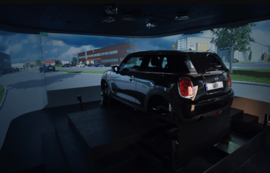 De 21 elevene i prosjektet har kjørt tre testrunder hver i simulatoren. Foto:  Way AS