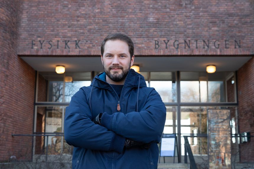 Tomas Kvalheim Eriksen undersøker hvordan det radioaktive avfallet fra de nedlagte atomreaktorene på Kjeller og i Halden kan lagres sikkert de neste 100.000 årene. Foto: Yngve Vogt/Apollon