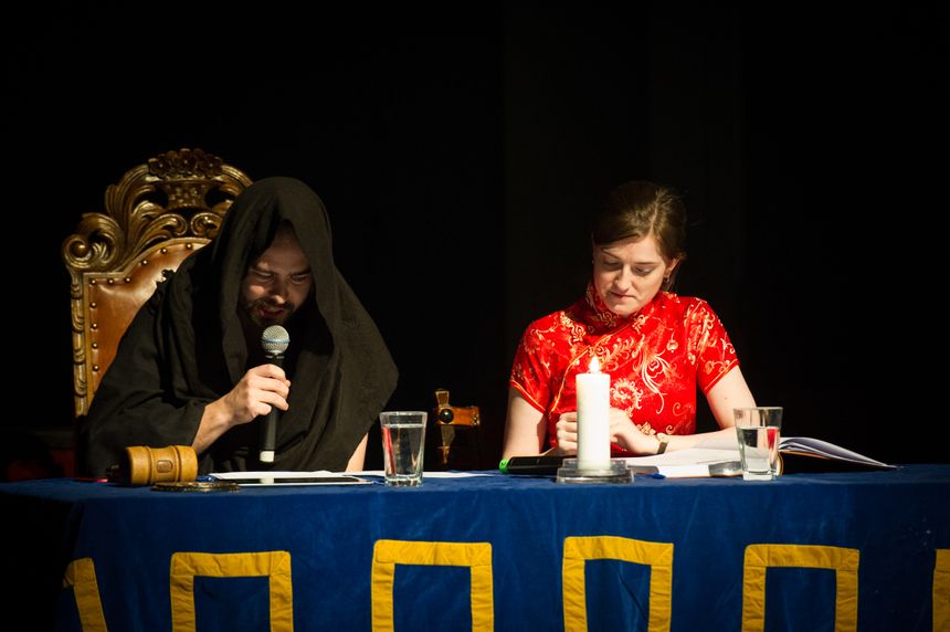 TUs-spaltist Gabriel Qvigstad Trampe var leder for Studentsamfundet da de i 2016 arrangerte dette møtet om okkultisme. Her sammen med nestleder Miriam Finanger Nesbø. Foto:  f.g.samfundet.no