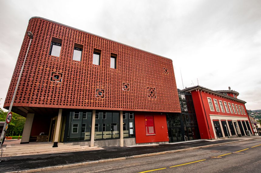 Her er den nye boltreplassen til Trondheims 40.000 studenter. Veien til mål har vært lang og slett ikke rett, forteller ukas TU-spaltist. Det velkjente runde inngangspartiet skimtes lengst til høyre. Foto: Foto.samfundet.no