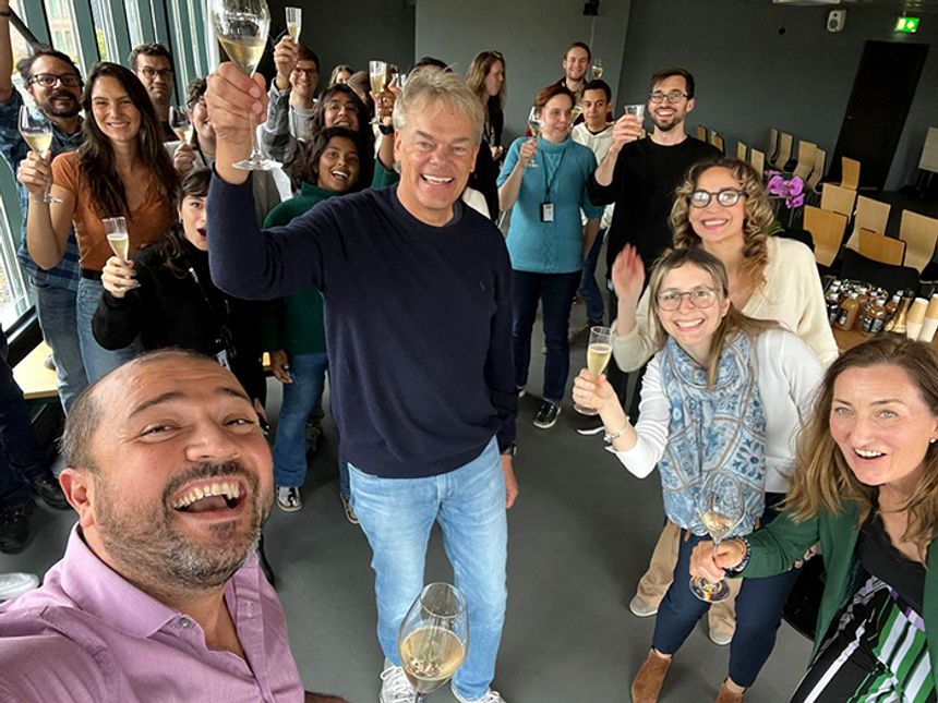 – For å prestere er det viktig at folk senker skuldrene og føler seg trygge. Det er viktig å dele gleden over vitenskapen og et godt fellesskap, sier May-Britt Moser. Her fra en feiring av finansiering av et nytt senter for fremragende forskning. Foto: Emre Yaksi/ Kavli-instituttet