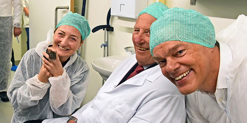 May-Britt Moser og Edvard Moser har fått besøk i laboratoriet av Hans Majestet Kong Harald V. Foto: Rita Elmkvist Nilsen/Kavli-instituttet